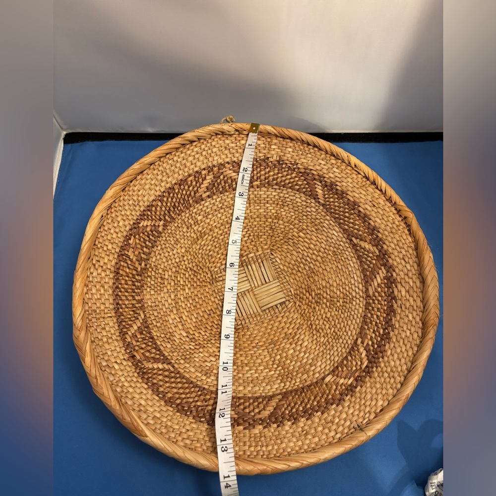 Vintage handwoven Tonga basket with braided edges. Made with natural materials - Picture 7 of 8